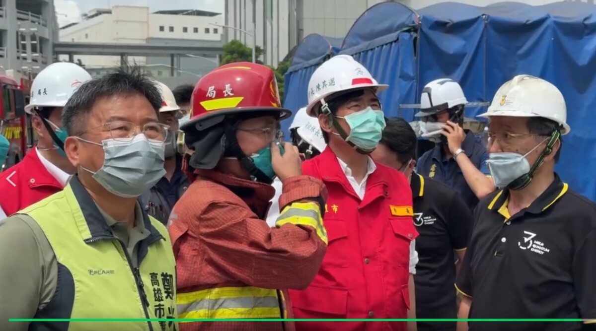 ▲市長陳其邁急奔現場,並勒令產線全面停工,強調會追究業者責任。(記者陳維鈞 翻攝)