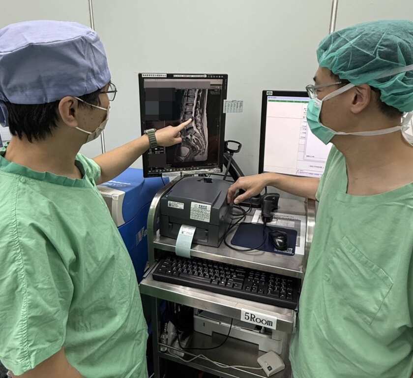 ▲賴烱文主任(左)和施育彤主任(右)聯手治療,提升病人的生活品質。(大里仁愛醫院提供)