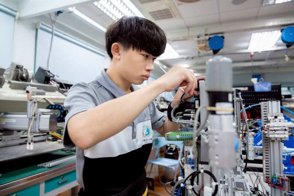 ▲中彰投分署機電整合職類選手許有崴專注進行機構組裝整線，盼能再奪金。（中彰投分署提供）