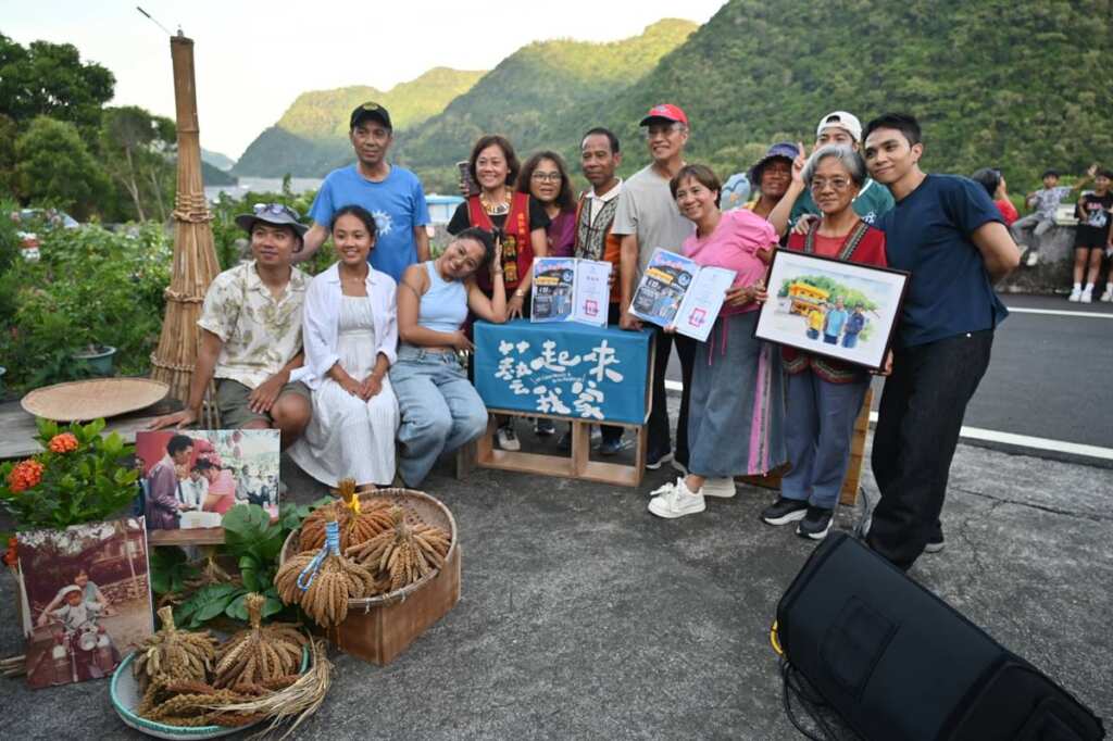 ▲臺東縣政府推出2025年「藝起來我家」庭院分享會,第2場次於昨(13)日首度走進達仁鄉原民部落,在土坂村王家庭院溫馨登場。