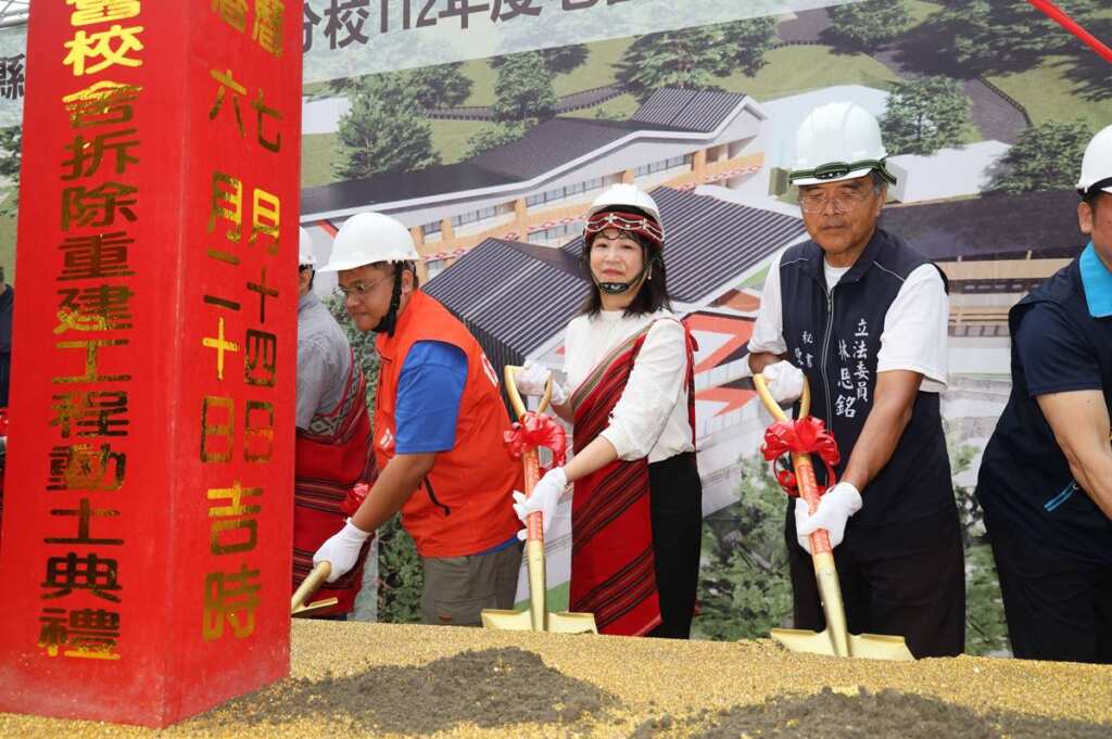 ▲新竹縣教育局長楊郡慈代表縣長出席動土儀式。