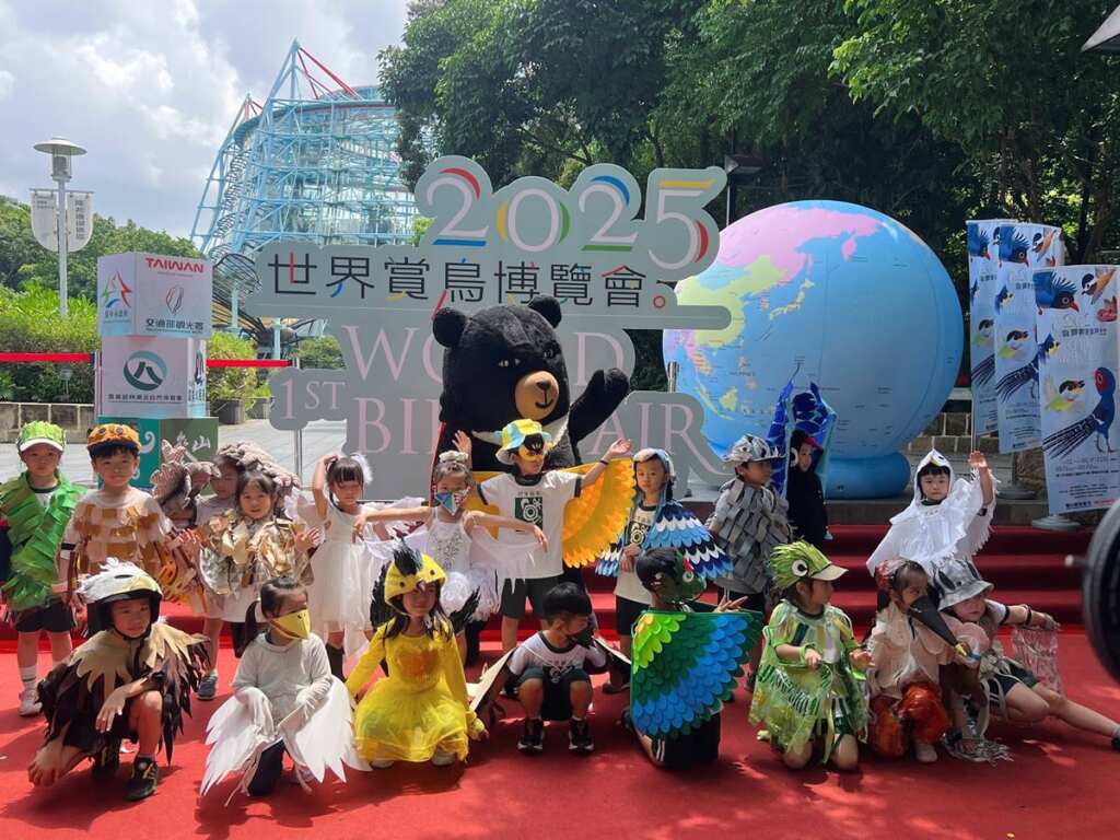 ▲參山處14日於國立自然科學博物館植物園舉辦宣傳記者會，除了喔熊組長與四季藝術幼兒園20位小朋友化身各式鳥類造型登場走秀。（記者蘇彩娥攝）