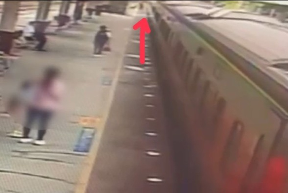 搏命搭火車 男子攀附自強號車廂空隙一路到板橋 204 cnews204250714a03