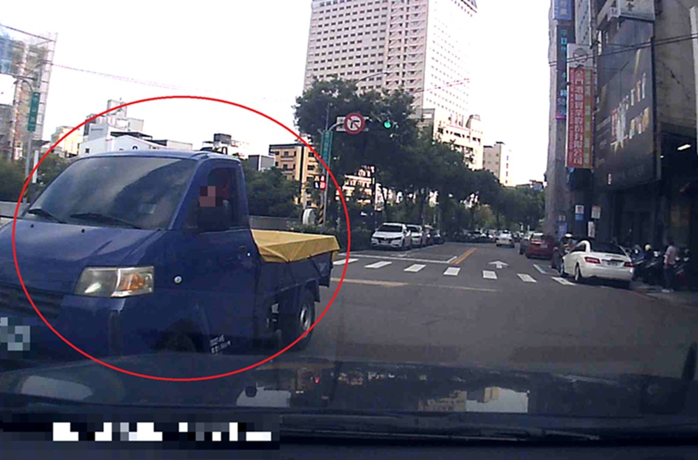 斷指男攔警神助攻 3分鐘緊急送醫爭取黃金縫合時間 212 cnews204250714a07
