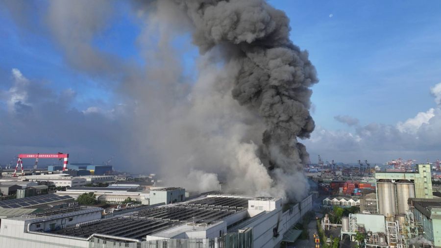 高雄小港區三元能源鋰電池廠 爆發火警15人受傷送醫