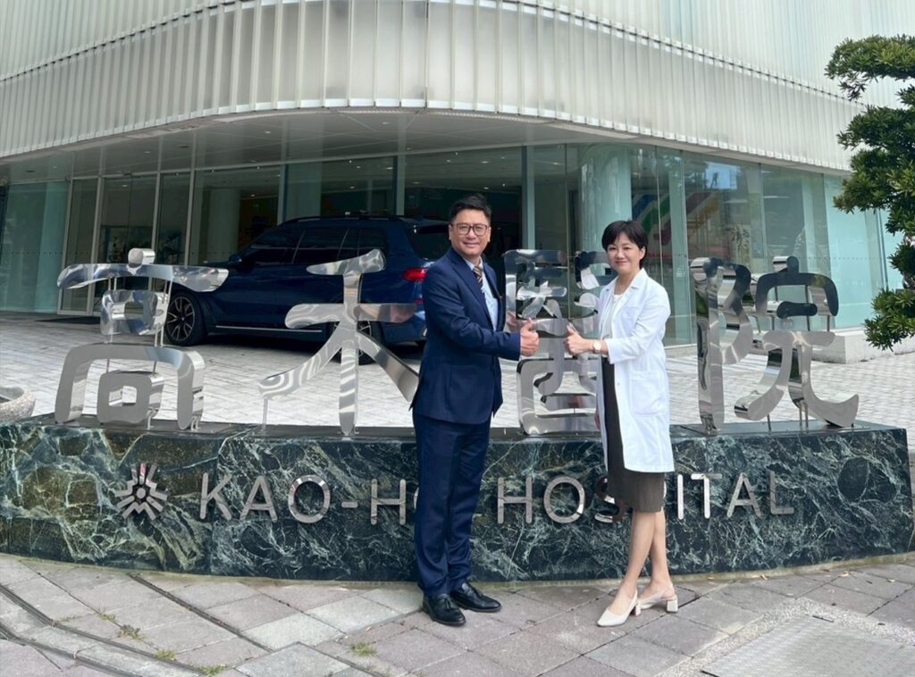 佳研國際總經理王居仁與光晟生技董事長呂春美於高雄地標建築「高禾醫院」前完成合作啟動儀式,展現推動台灣健康科技跨域整合、鏈結國際的共同承諾。(圖/業者提供)