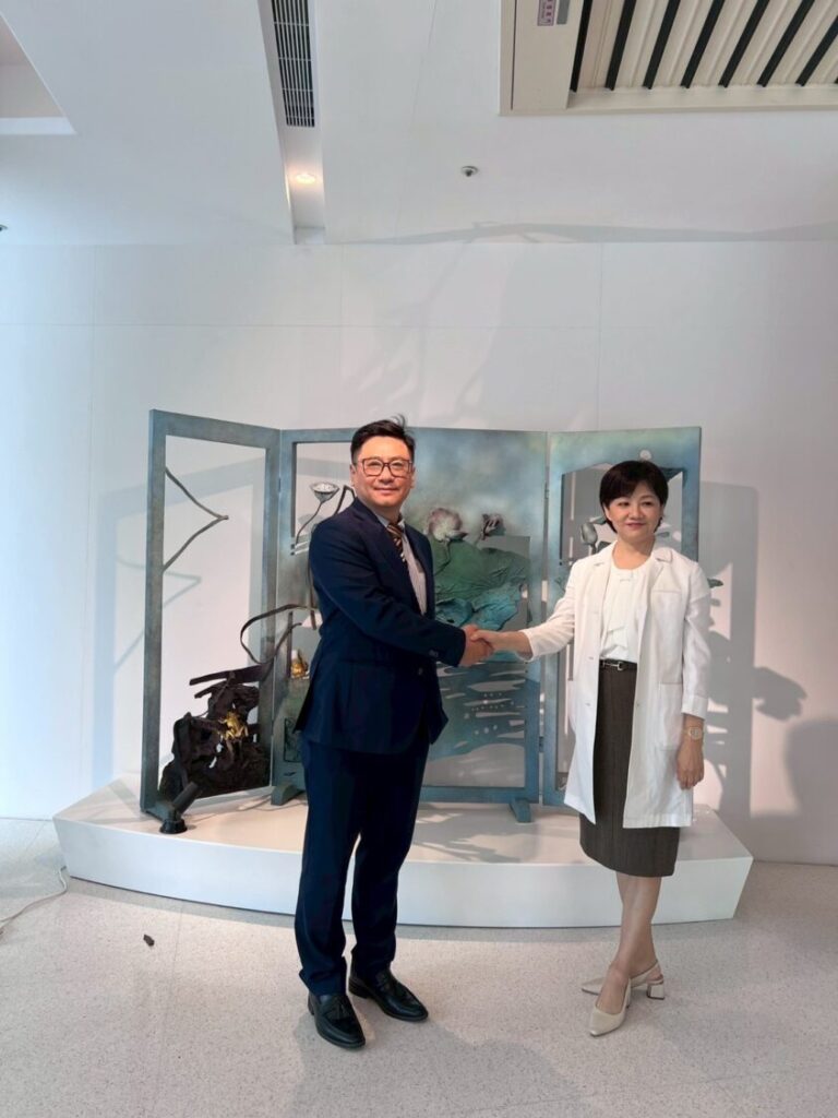 王居仁總經理與呂春美董事長於於高禾醫院進行策略合作交流,象徵雙方正式啟動產研協作新篇章,強化技術導入與全球市場布局。(圖/業者提供)