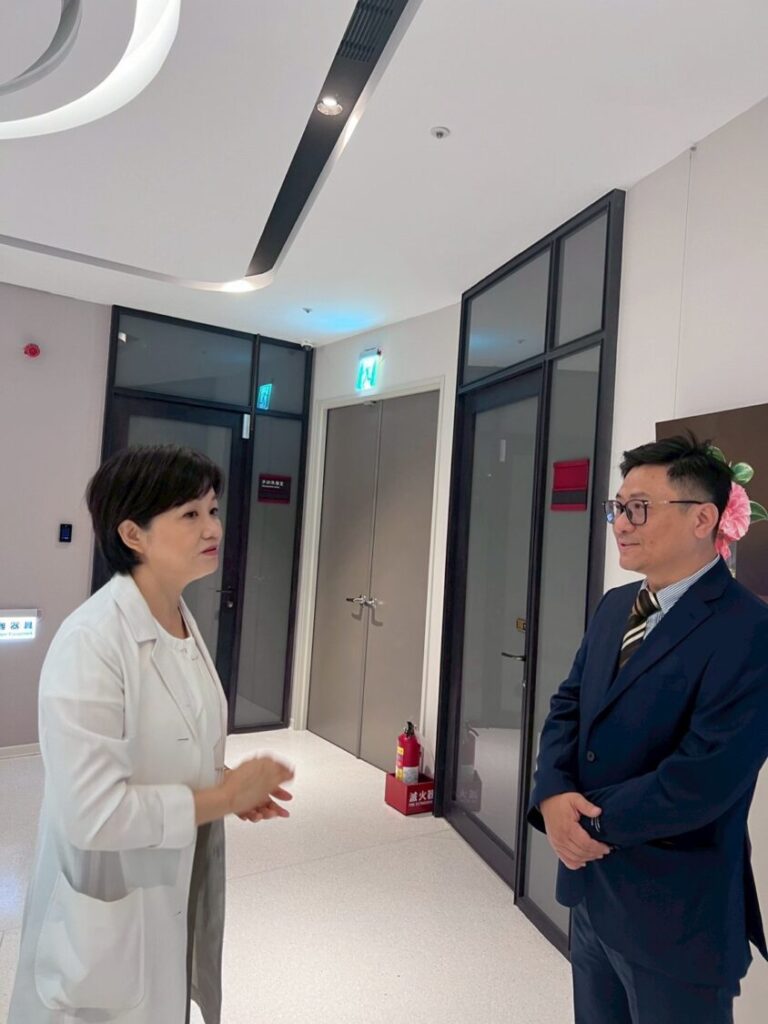 雙方於高禾醫院內部深入交流未來合作藍圖,強調技術與市場互補、共同促進科研成果的商業應用與全球市場佈局策略。(圖/業者提供)