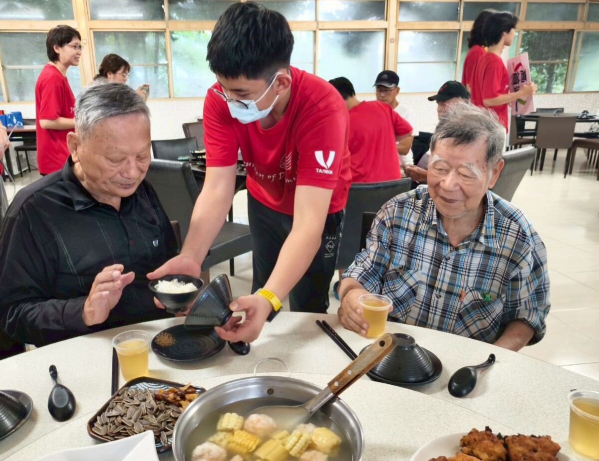 ▲本次活動以「從田間到餐桌」為主軸,安排學生志工們走入在地阿嬤的菜園,認識時令蔬果與長者的農耕智慧,學習如何規劃一套適合銀髮族的「我的餐盤」。