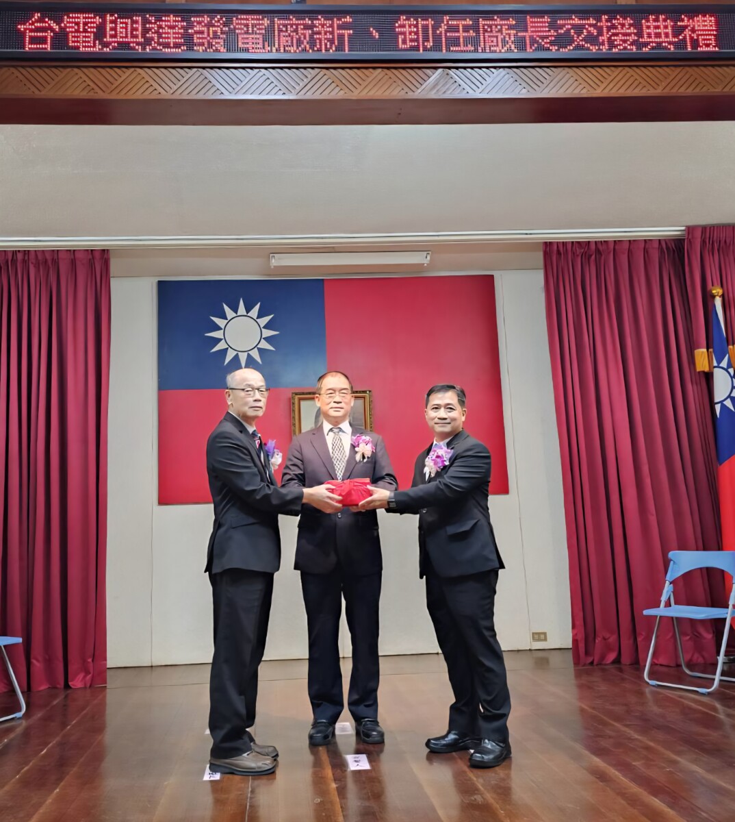 ▲右為新任興達發電廠廠長洪貴忠,左為卸任廠長黃錦城,中為監交人台電副總經理郭天合,三人於交接典禮中完成印信交接儀式,象徵廠務順利傳承。