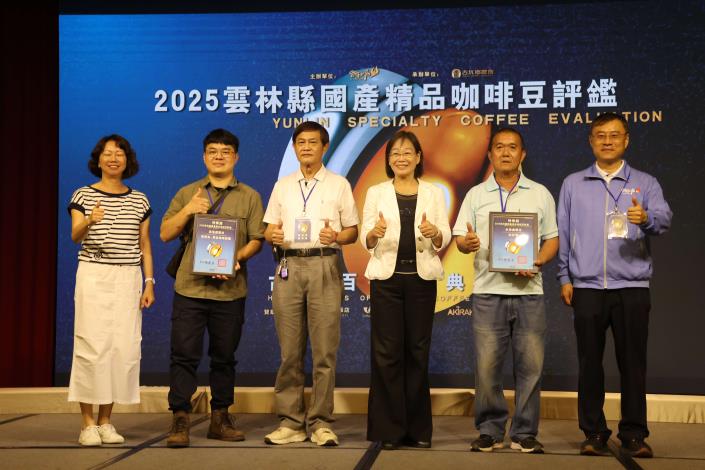 ▲2025雲林縣國產精品咖啡豆評鑑成績出爐,特等獎-水洗處理法由松芝園以90.375分拿下、特等獎-其它處理法則由嵩岳咖啡莊園郭亮志以90.875奪下。(記者劉春生攝)