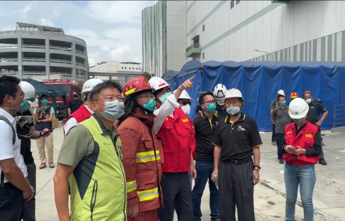 ▲高雄市長陳其邁(中)前往小港電池工廠火警現場勘災,聽取消防與環保單位簡報,要求全力控管污染並查明起火原因。