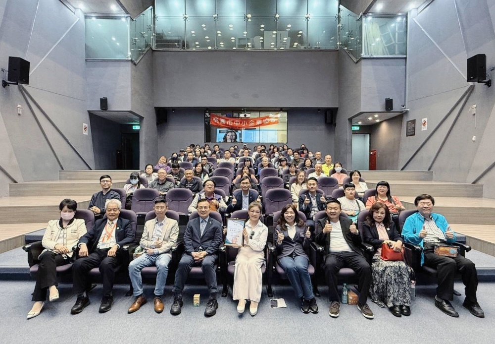 中小企業的靠山 蔡易潔獲信保基金聘任顧問 展現全方位領航力 2 ▲活動吸引百位中小企業代表與貴賓共襄盛舉,蔡易潔理事長(前排中)手持聘書,與信保基金董事長魏明谷(前排左四)、青年局侯佳齡局長(前排右四)、允盛集團董事長李皇家(前排右三)等,象徵產官學共創中小企業新未來。(圖/桃園市中小企業協會提供)
