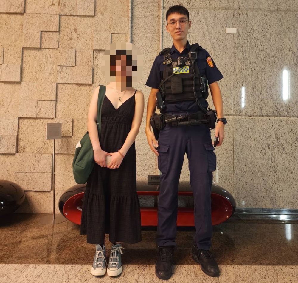 返台探親語言不通迷路 海山警助攔車求援美女返家 1 《圖說》海山警員吳泰亘與攔車求援返台探親僑生合影。〈海山分局提供〉