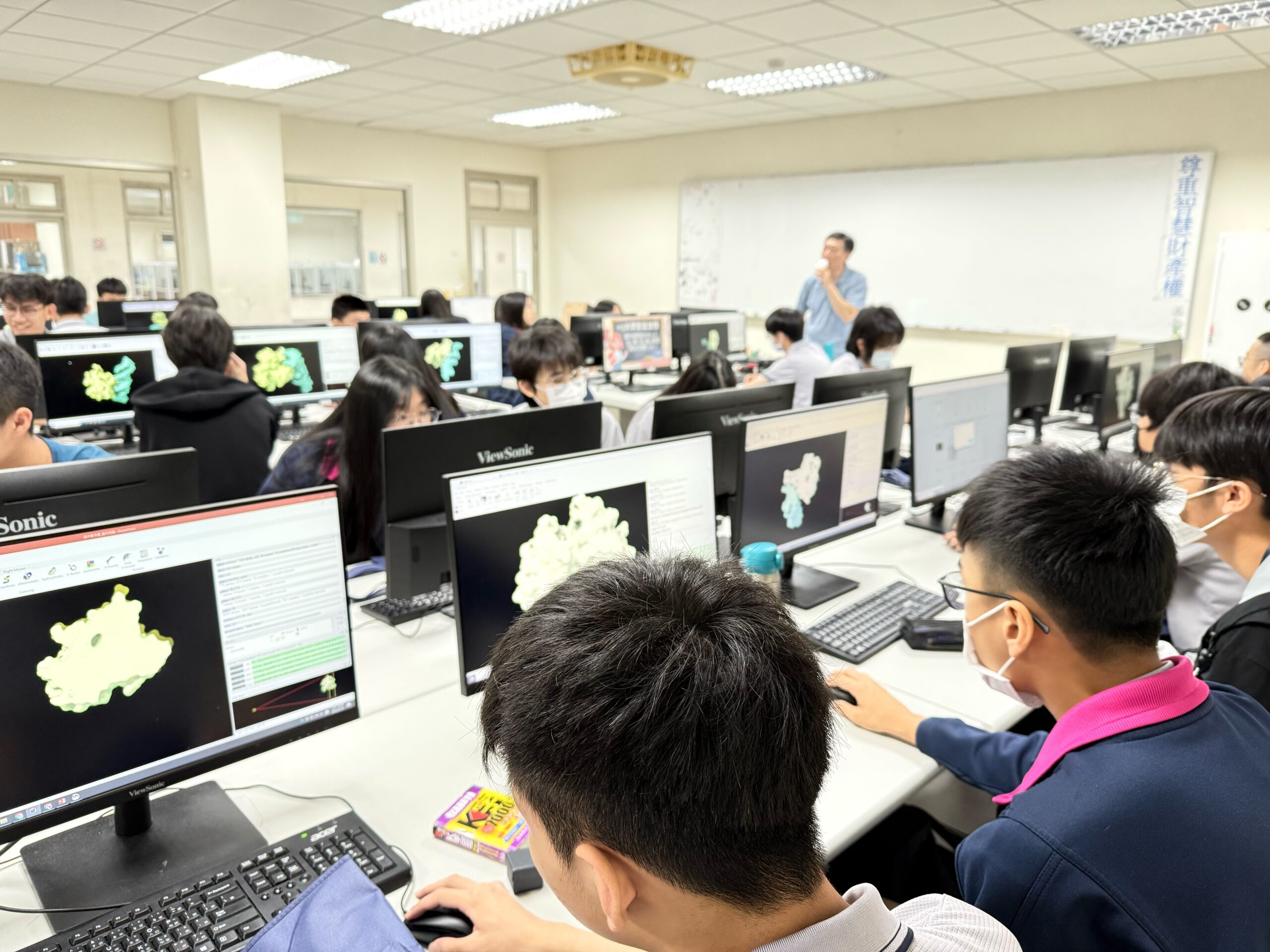 二信高中「蛋白質三度空間結構與癌症」暑期營隊登場 學生收穫滿滿