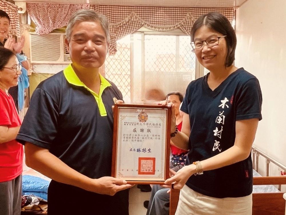 提升榮民居家生活品質 新北榮服處攜手社團贈電動床 4 《圖說》林振生(左二)致贈中華熱心發展協會感謝狀,由協會幹部劉怡君(右)代表受贈。〈新北榮服處提供〉