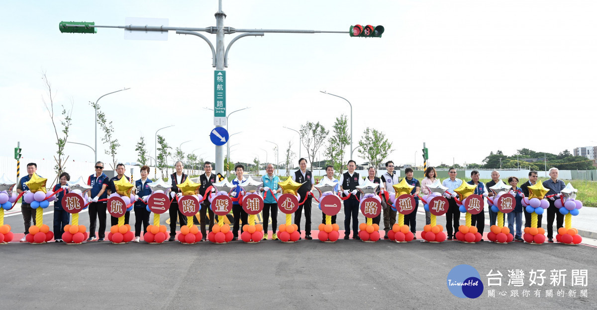 張市長與來賓一起剪綵。