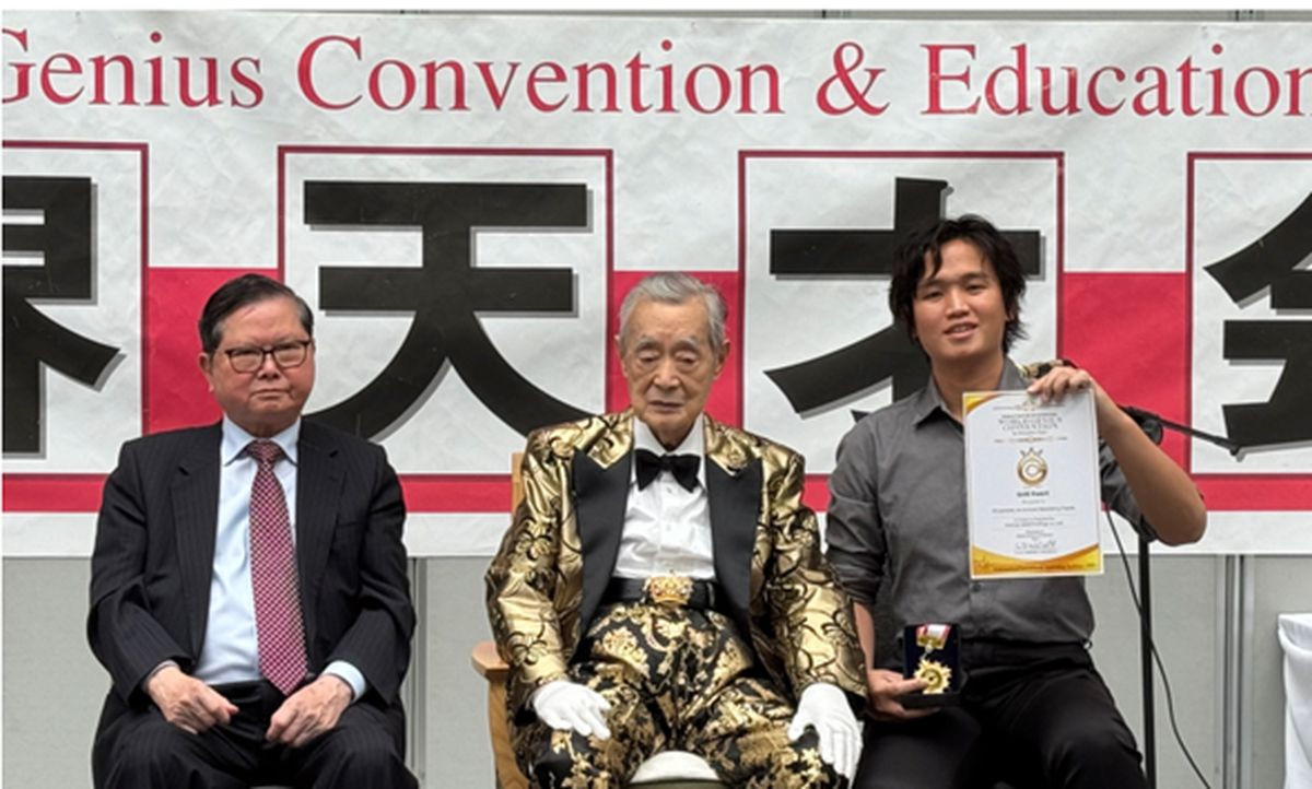 綠茵生技研發部林育正經理(右1)和東京發明展創始人中松義郎博士(中間)合影。