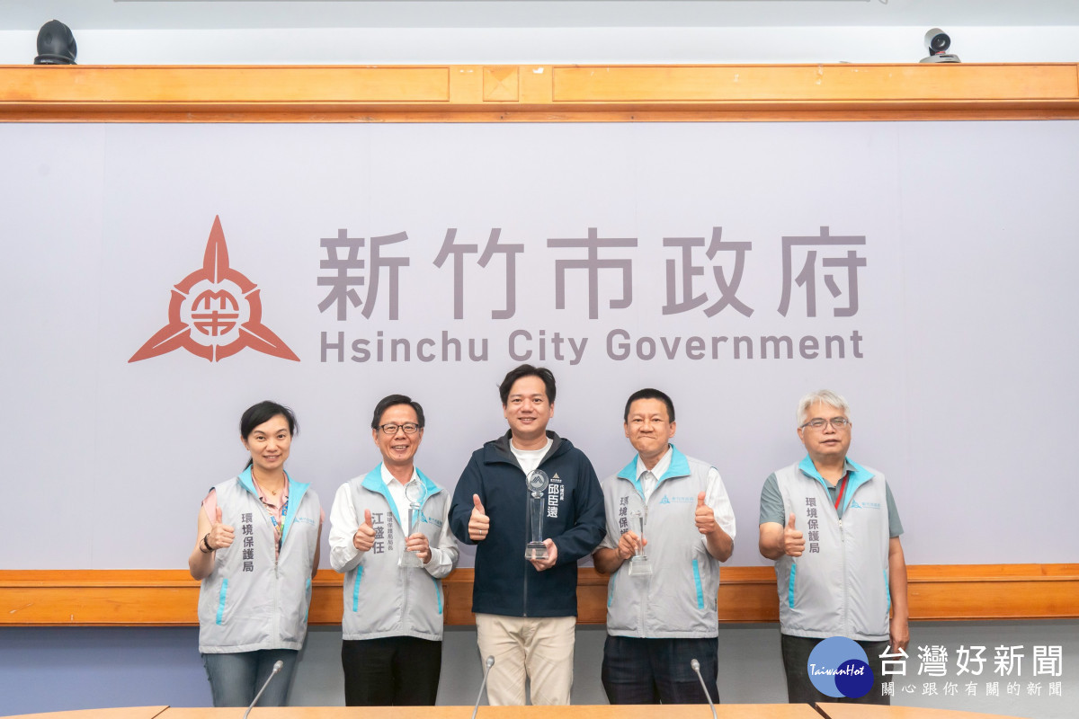 代理市長邱臣遠於市務會議中公開表揚環保局團隊。