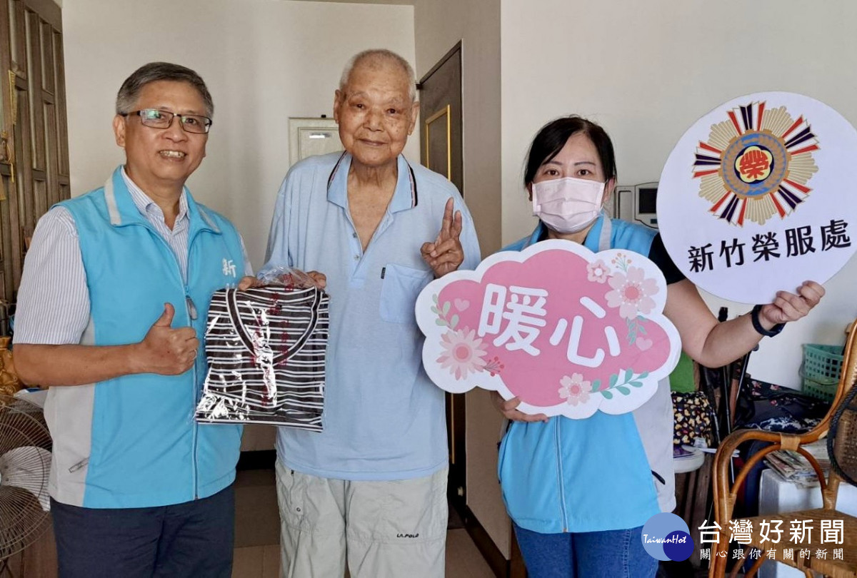 新竹榮服處謝榮水副處長(左)訪視榮民周爺爺(中)致送涼感衣。