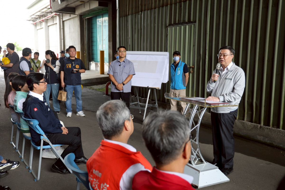 行政院長卓榮泰15日前往高雄市視察農業部農糧署仁武倉庫。（圖／行政院新聞傳播處）
