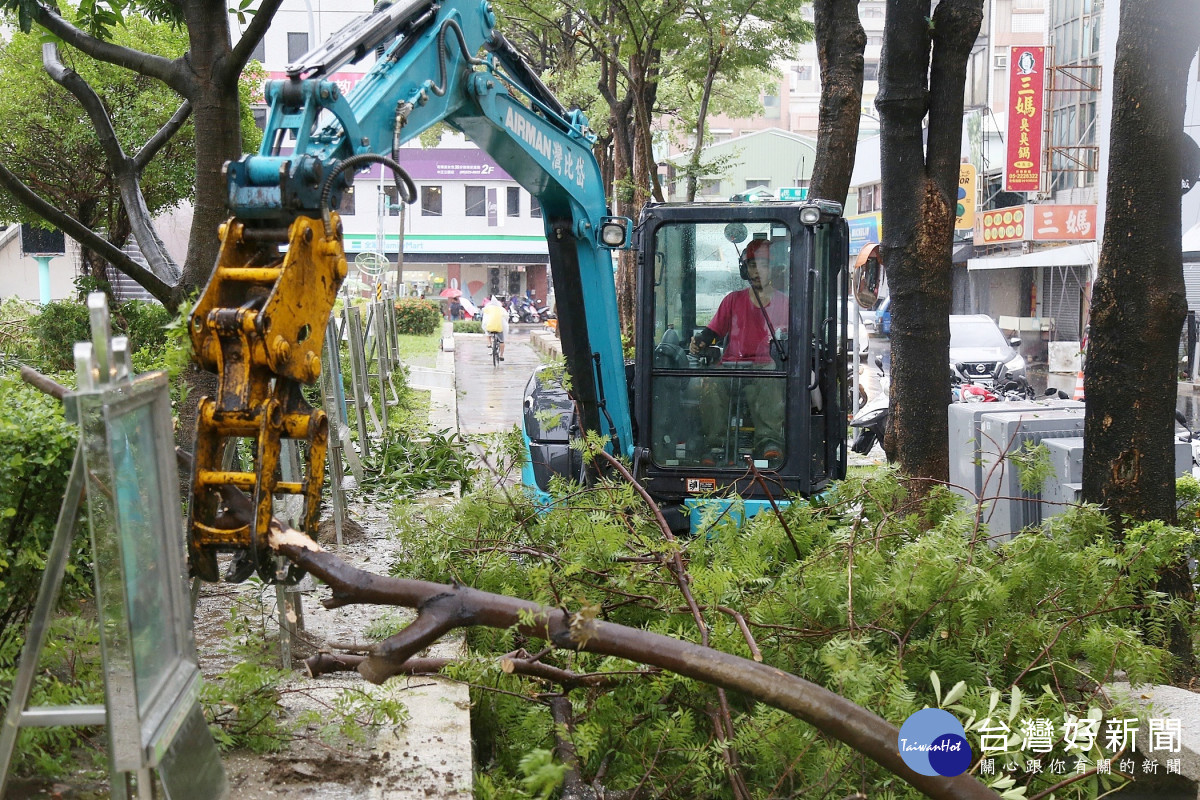 嘉義市府繼7月10日搶通全市主、次要幹道後，進入綠化帶傾倒樹木去化作業，預計7月16日將完成全面去化／嘉義市府提供