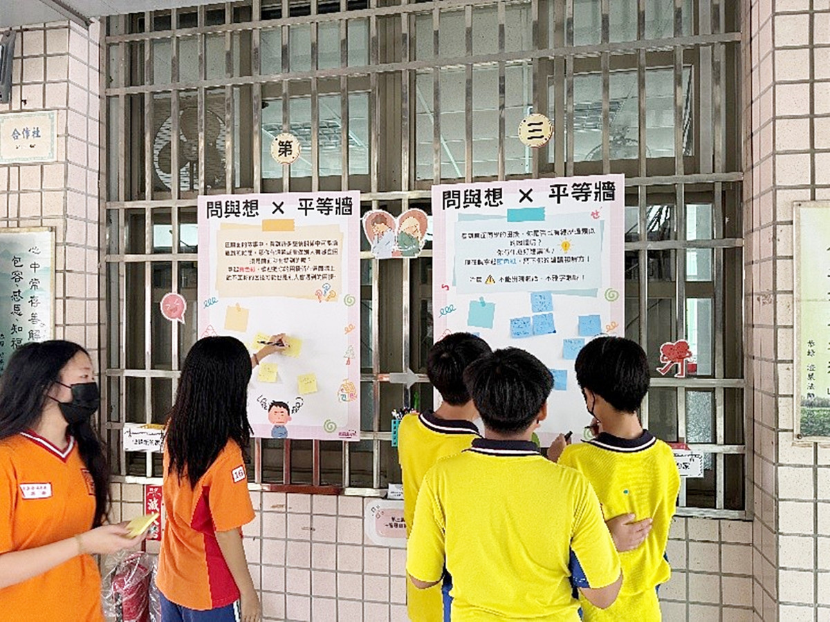 第三展區-由學生寫下在關係中的煩惱,並開放大家自由給予回應,激發出更多問題可能性,學生亦能在回應中得到情緒支持
