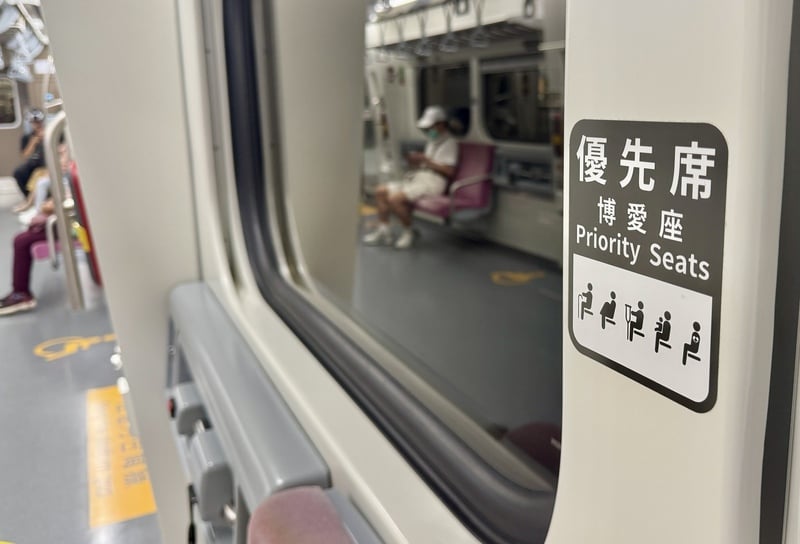 立法院會15日三讀修正通過《身心障礙者權益保障法》第53條修正草案，將現行「博愛座」改為「優先席」。圖為台鐵車廂優先席標示／中央社