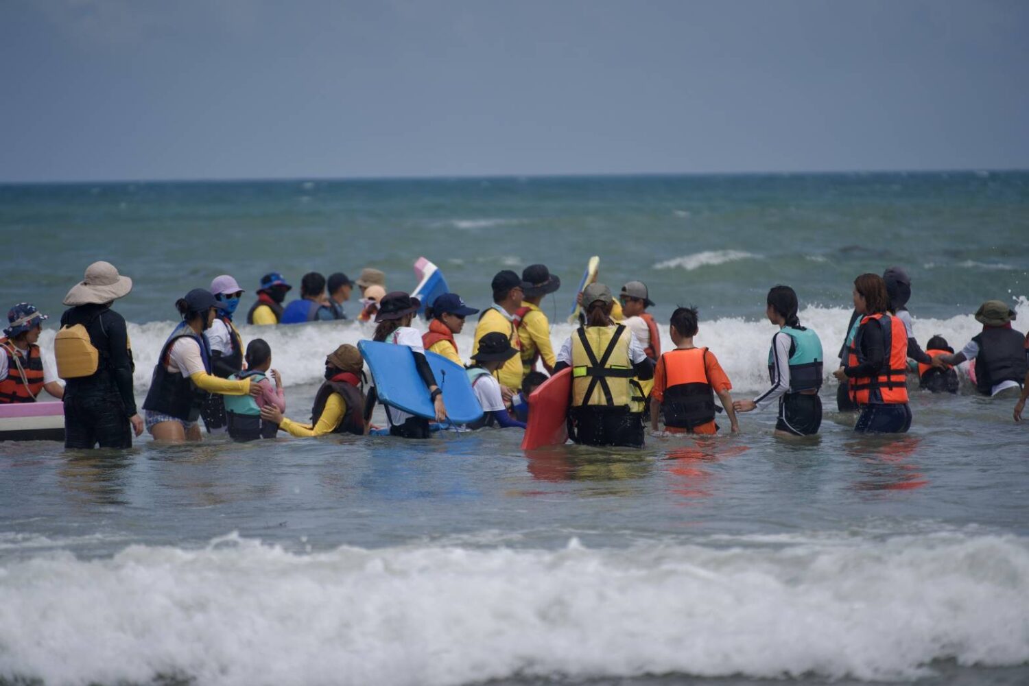親子同樂學水安 海口沙灘掀起夏日新風景 屏縣府攜手高科大推動水域安全 歡樂與知識並進