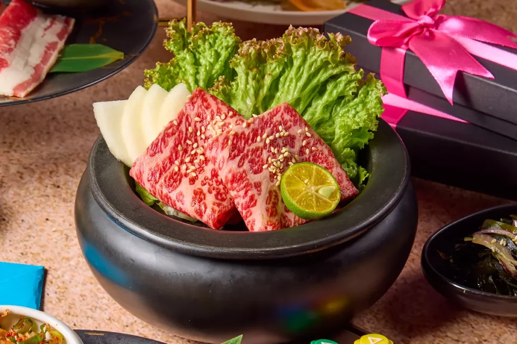 「水梨漬牛小排」,軟嫩的無骨牛小排刷上特製水梨醬雙面烤至上色,搭配烤過的新鮮水梨,水果香甜與鮮甜肉汁完美結合,呈現韓式烤肉豐富味蕾層次。圖/燒肉同話提供