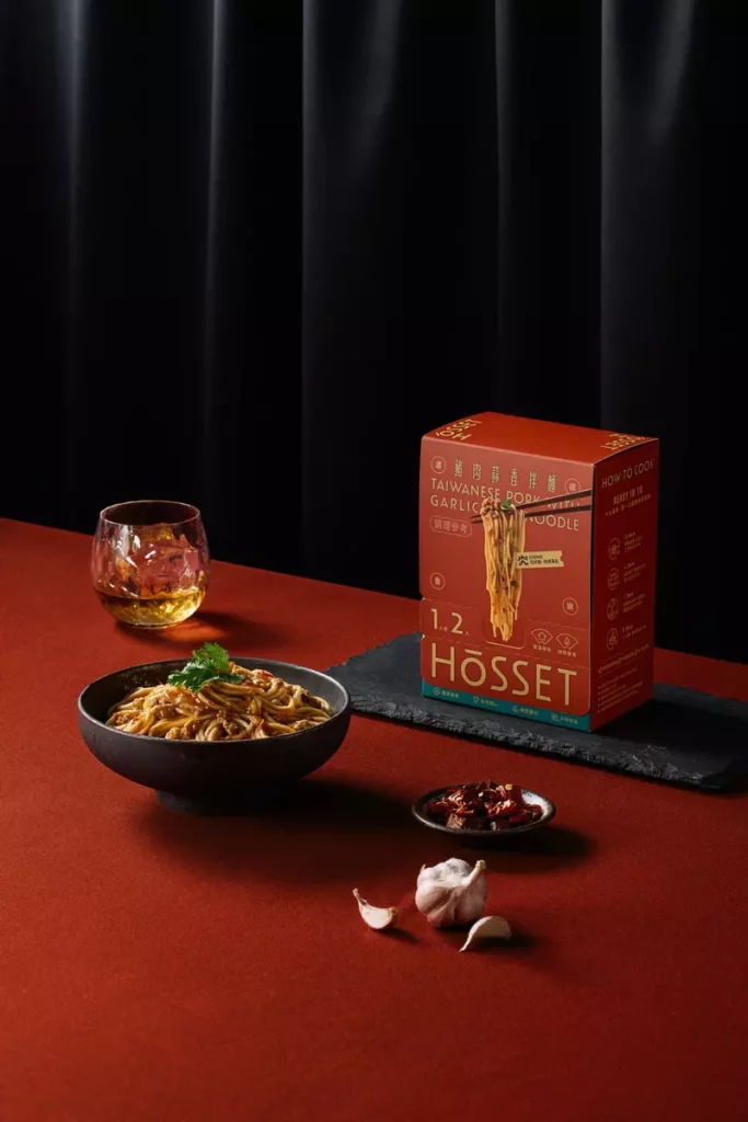 HōSSET是全台首家將在地頂級食材「究好豬」入麵的即食品牌,首波登場的豬肉乾拌系列全系列採用台灣頂級豬肉品牌「究好豬」,獨家的絞肉比例,讓口感更彈牙而不乾柴、富有層次,搭配醬汁與麵條更是口口有肉感。