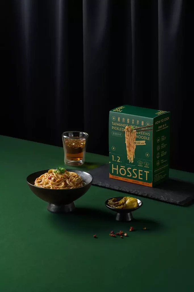 HōSSET是全台首家將在地頂級食材「究好豬」入麵的即食品牌,首波登場的豬肉乾拌系列全系列採用台灣頂級豬肉品牌「究好豬」,獨家的絞肉比例,讓口感更彈牙而不乾柴、富有層次,搭配醬汁與麵條更是口口有肉感。