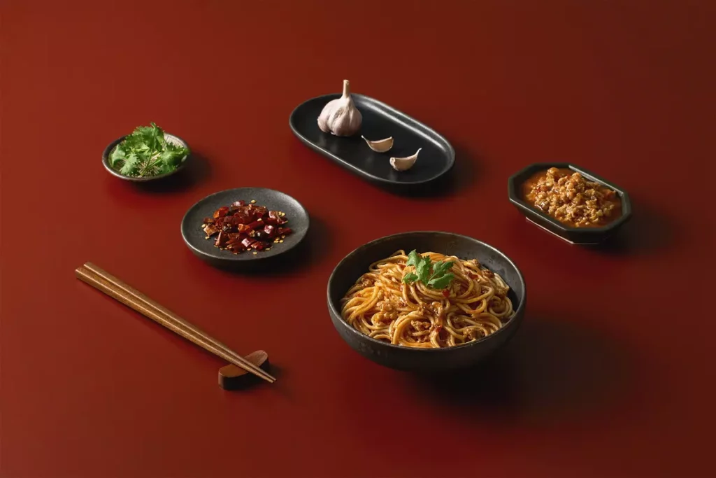 台灣全新常溫調理品牌 HōSSET 虎勢正式登場,首波推出豬肉乾拌系列,搶先亮相兩款獨家研發口味新品「豬肉蒜香」、「豬肉酸菜」-