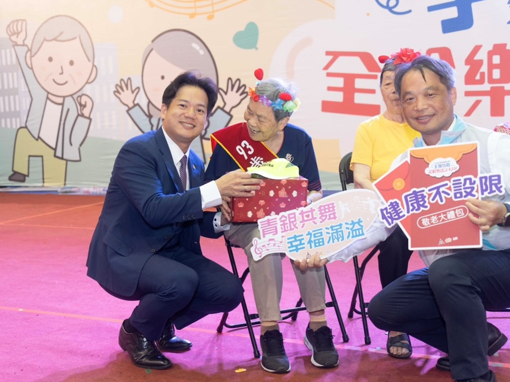 【有影】竹市長者活躍老化競賽登場 代理市長邱臣遠鼓勵舞出健康自信 198 cnews124250715a02