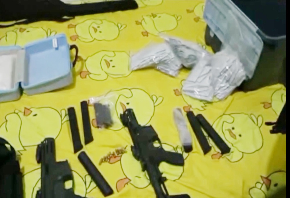 辦公大樓藏毒品分裝場 警抄販毒集團赫見衝鋒槍 203 248250715a03