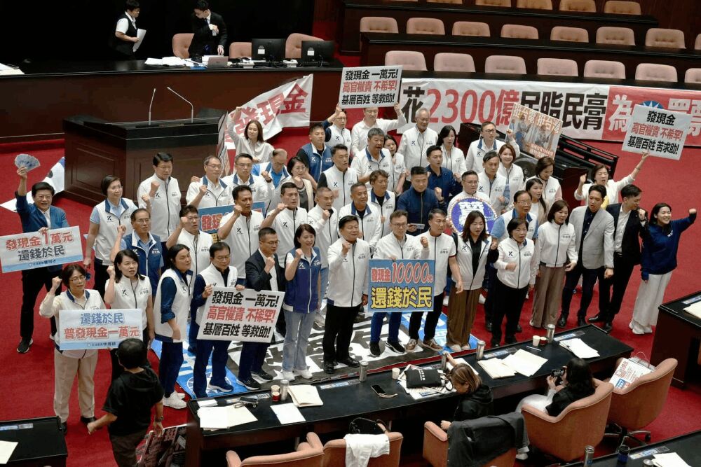 藍委促成普發一萬「使命必達」 國民黨立委將全數捐助社福 194 照片來源:鄭正鈐臉書