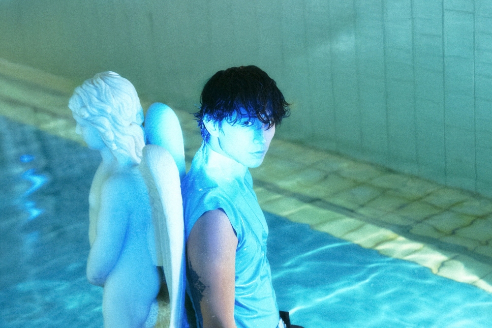 柏霖PoLin新MV迎突破 挑戰泡水超過10小時 192 柏霖PoLin全新MV〈How Are You〉挑戰全水中拍攝