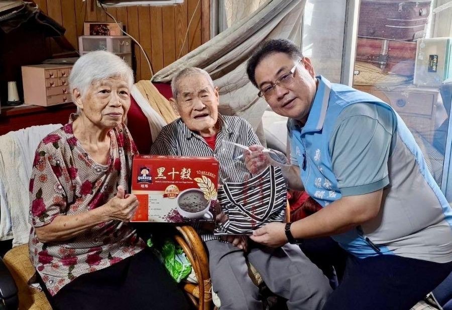 新竹榮服處轉贈慶福基金會涼感衣 炎炎夏日關懷榮民眷