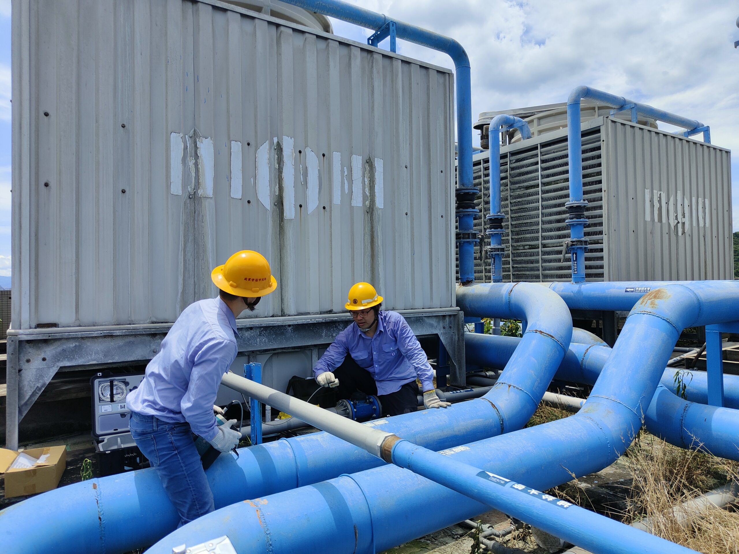 樂生療養院響應節能減碳 與台電攜手邁向2050淨零排放目標 台電北市區處節能服務課人員針對空調系統設備,以專業儀器量測及分析各項耗能設備。 0 scaled