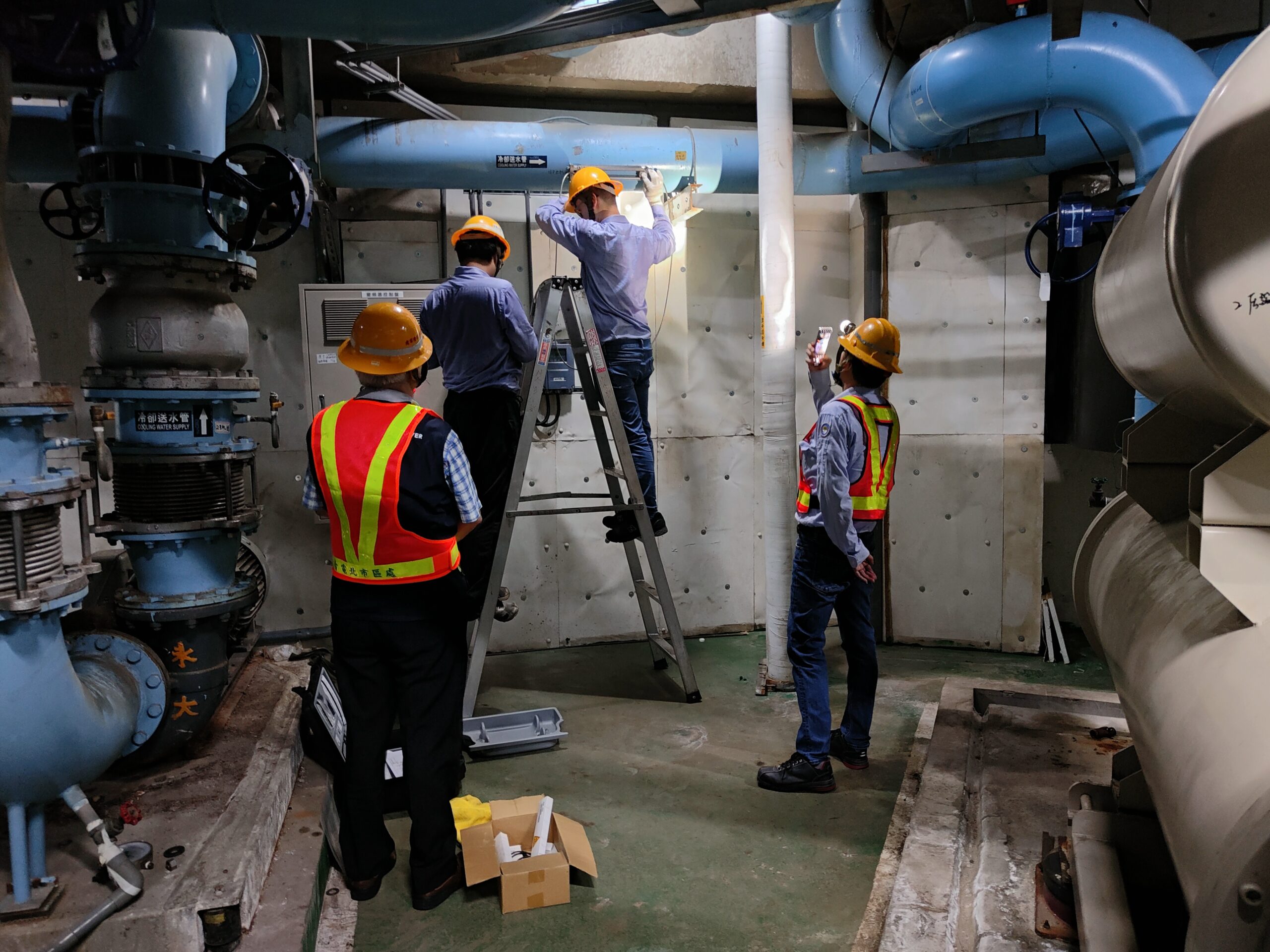 樂生療養院響應節能減碳 與台電攜手邁向2050淨零排放目標 台電北市區處副處長曾陳發親自帶隊實地瞭解樂生療養院的用電設備。 0 scaled