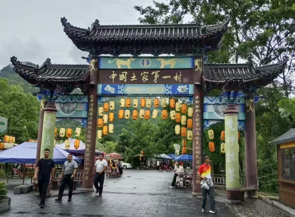 在梵淨山腳下、太平河畔,有一個被譽爲中國土家第一村的地方雲舍村。(圖/業者提供)