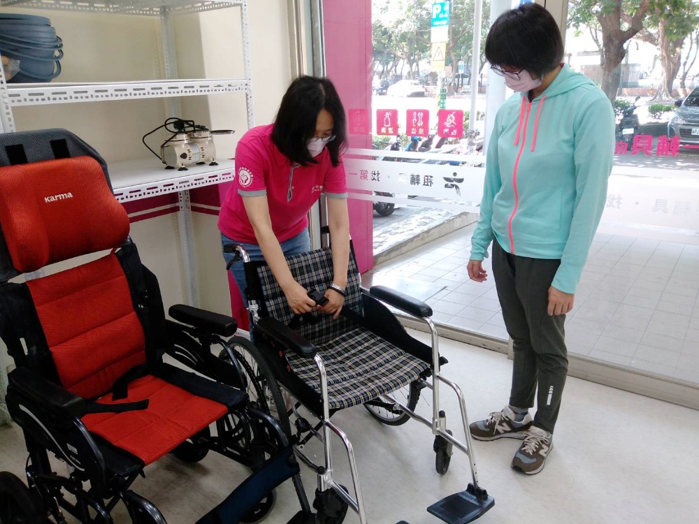 第一輔具員工細心和顧客介紹輔具,教導使用方法。(圖/第一輔具庇護工場提供)