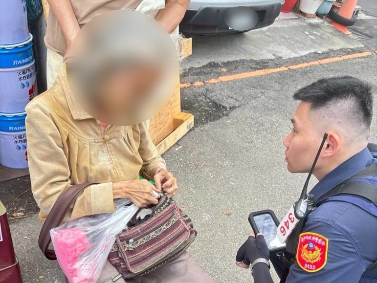 ▲在員警耐心引導下,婦人想起自家住址。