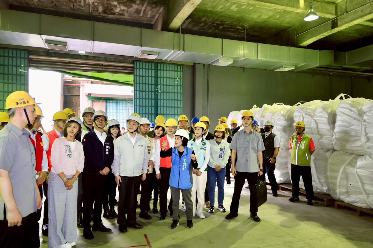 ▲陳其邁市長陪同卓榮泰院長視察農業部農糧署仁武倉庫,卓揆致詞時肯定陳市長長期以來,地方與中央充分的合作,更在鄰近縣市發生災害時,伸出援手、馳援救災,精神令人感佩。