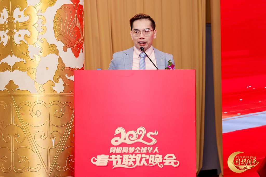 台灣自體幹細胞公司創辦人陳沅昌博士日前獲得歐洲醫學科學院頒發醫學創新部終身榮譽教授,圖為陳博士參加2025全球華人春節聯歡晚會。(圖/台灣自體幹細胞公司提供)