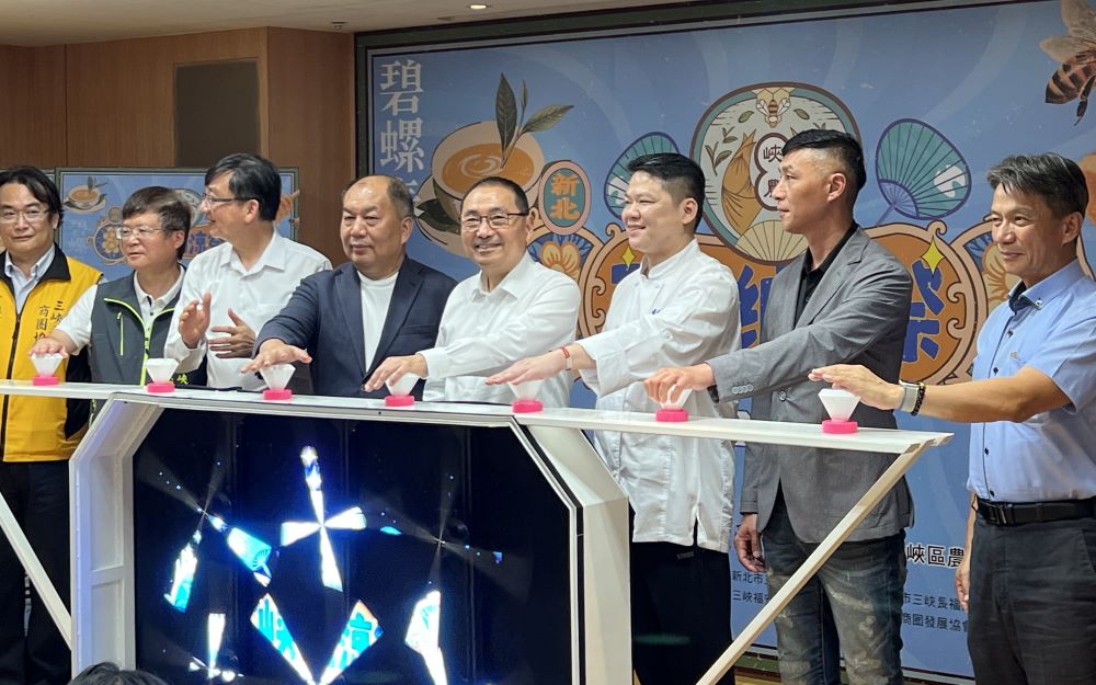 三峽納涼祭7/19登場 多元活動郊遊避暑首選 2 《圖說》三峽納涼祭啟動儀式合影,市長侯友宜、農業局長諶錫輝〈左三〉、三峽區農會理事長蘇俊龍,〈左四〉於三峽納涼祭啟動儀式合影。〈記者葉柏成攝〉