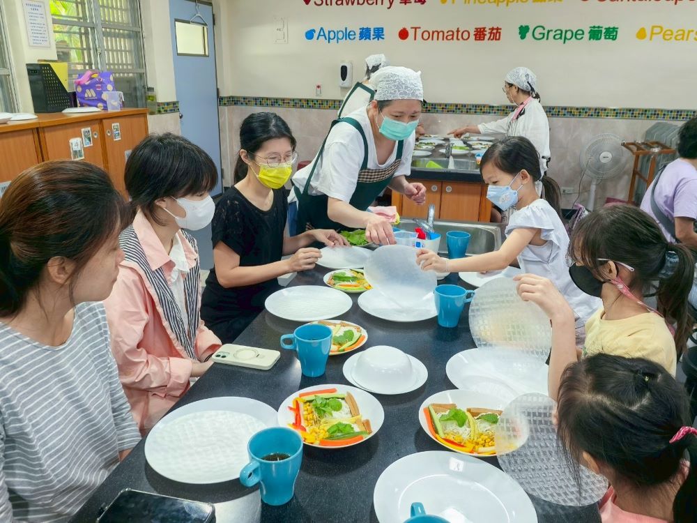 六都第一 新北再登五星食育城市 10 《圖說》永平國小辦理食育親子育樂營,讓學童體驗製作料理,將食育教育向下扎根。〈教育局提供〉