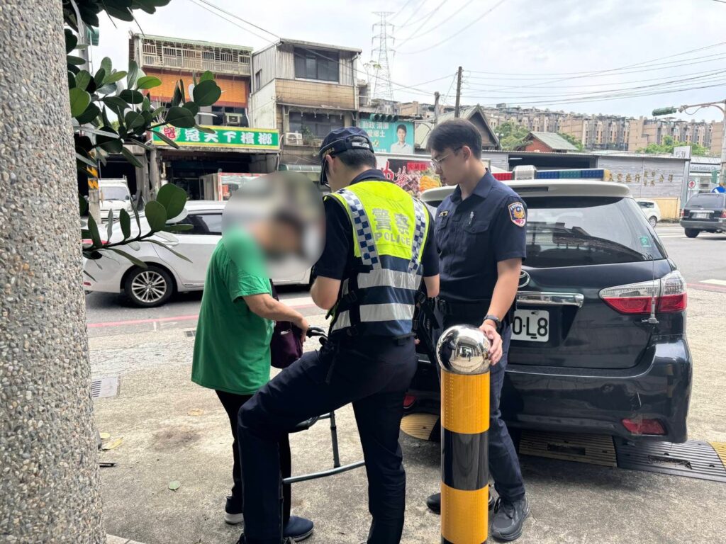 婦人無車返家 基警暖心協助 3 1752558335764