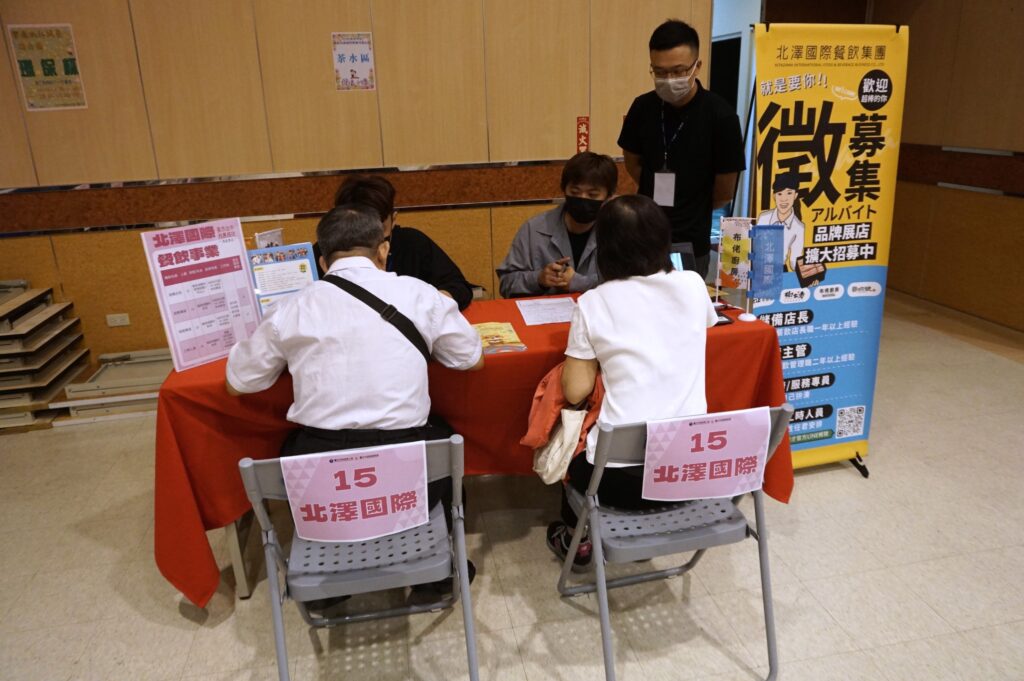攜手5大企業   中市勞工局推出無紙化徵才