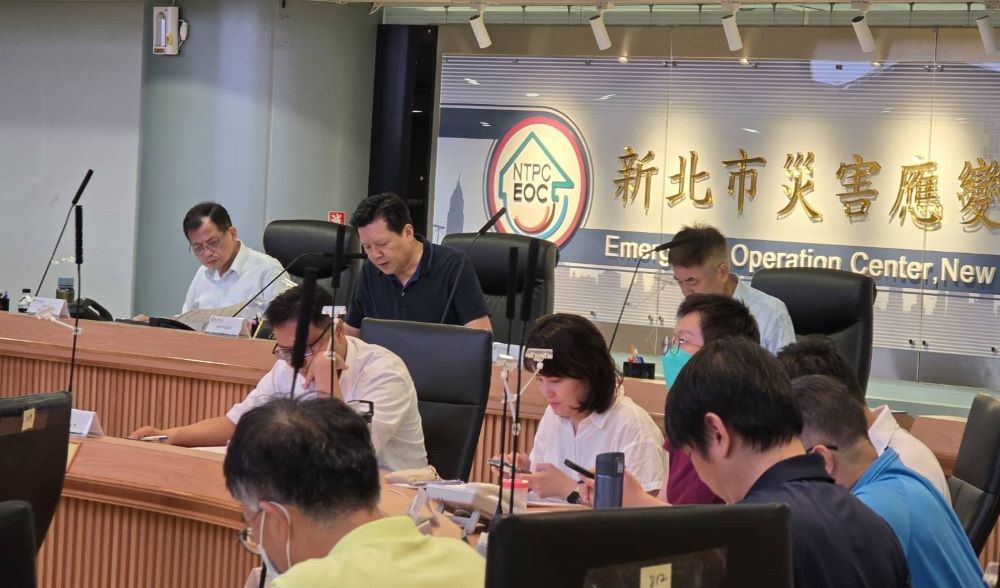 新北建構水域安全防護 強化民眾風險辨識 4 《圖說》新北市副市長朱惕之今日主持「水域安全專案會議」,並裁示相關因應作為,左一為消防局長陳崇岳。〈消防局提供〉